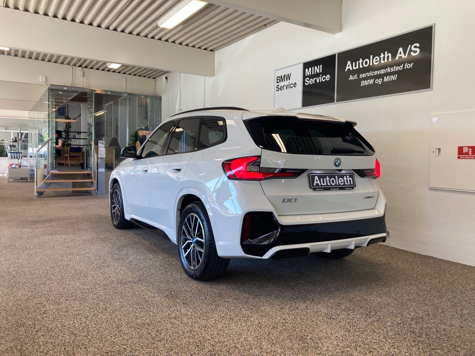 Hvid BMW iX1 fra 2025