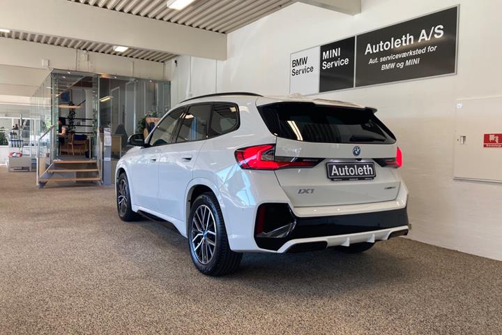 Hvid BMW iX1 fra 2025