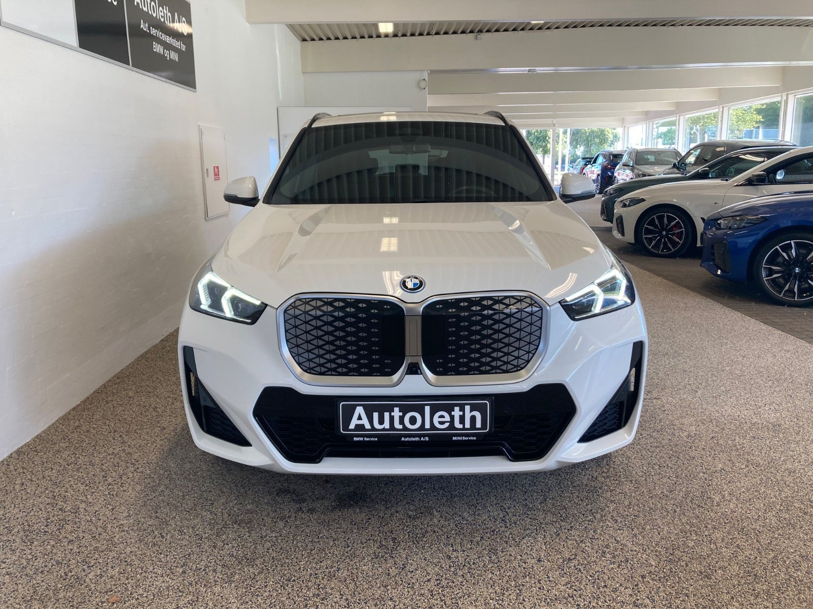 Hvid BMW iX1 fra 2025