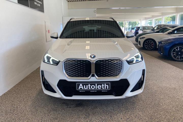 Hvid BMW iX1 fra 2025