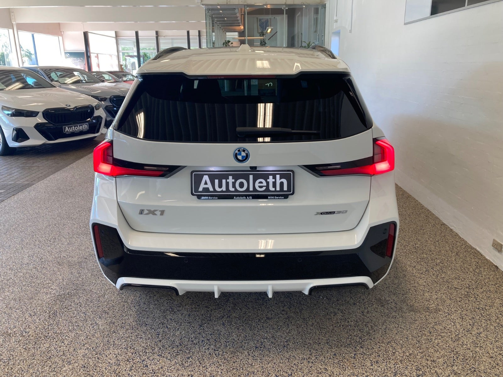 Hvid BMW iX1 fra 2025