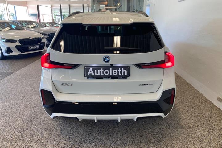Hvid BMW iX1 fra 2025