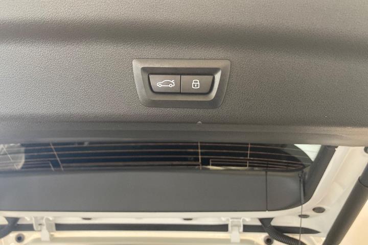 Hvid BMW iX1 fra 2025