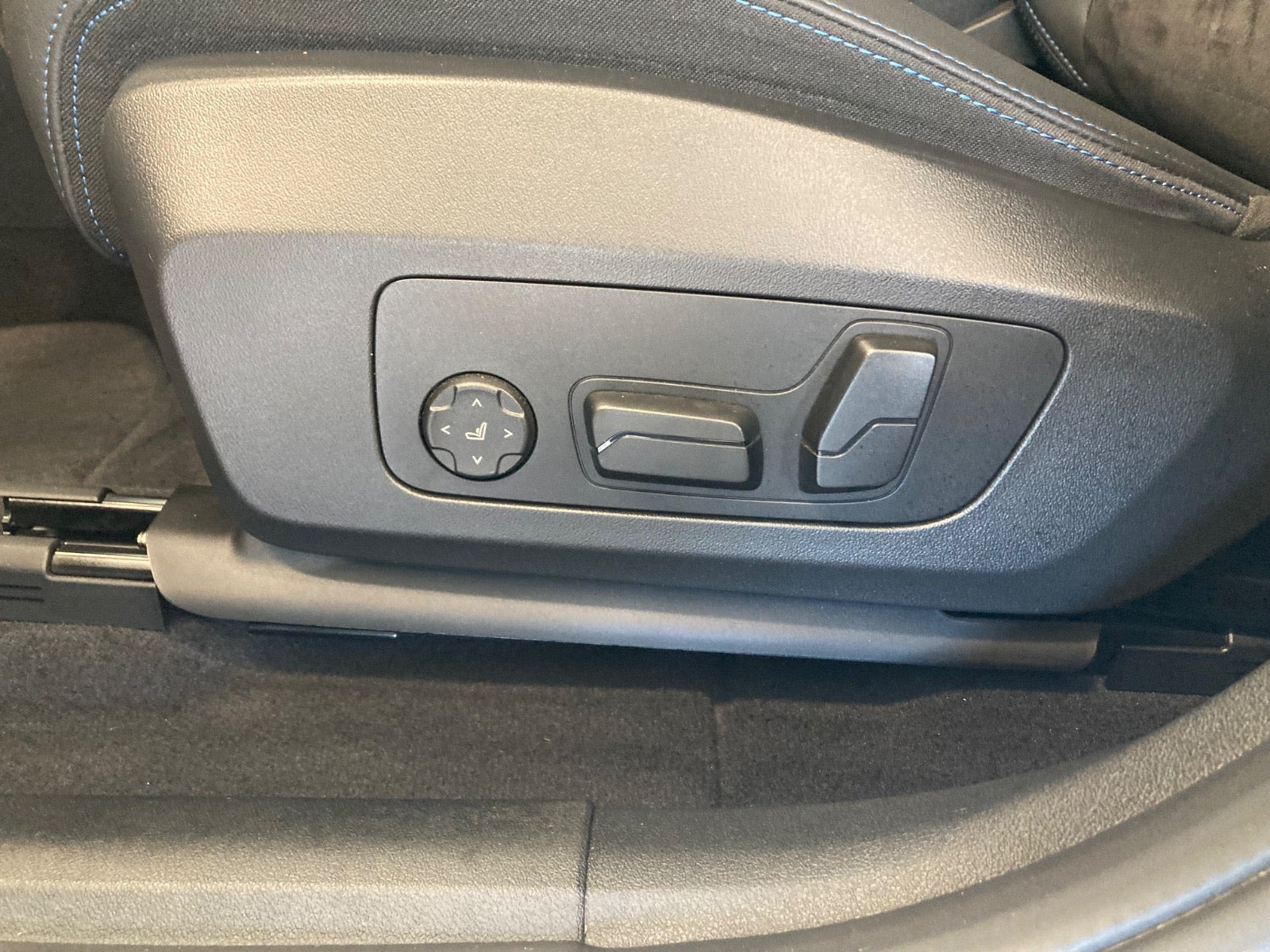Hvid BMW iX1 fra 2025