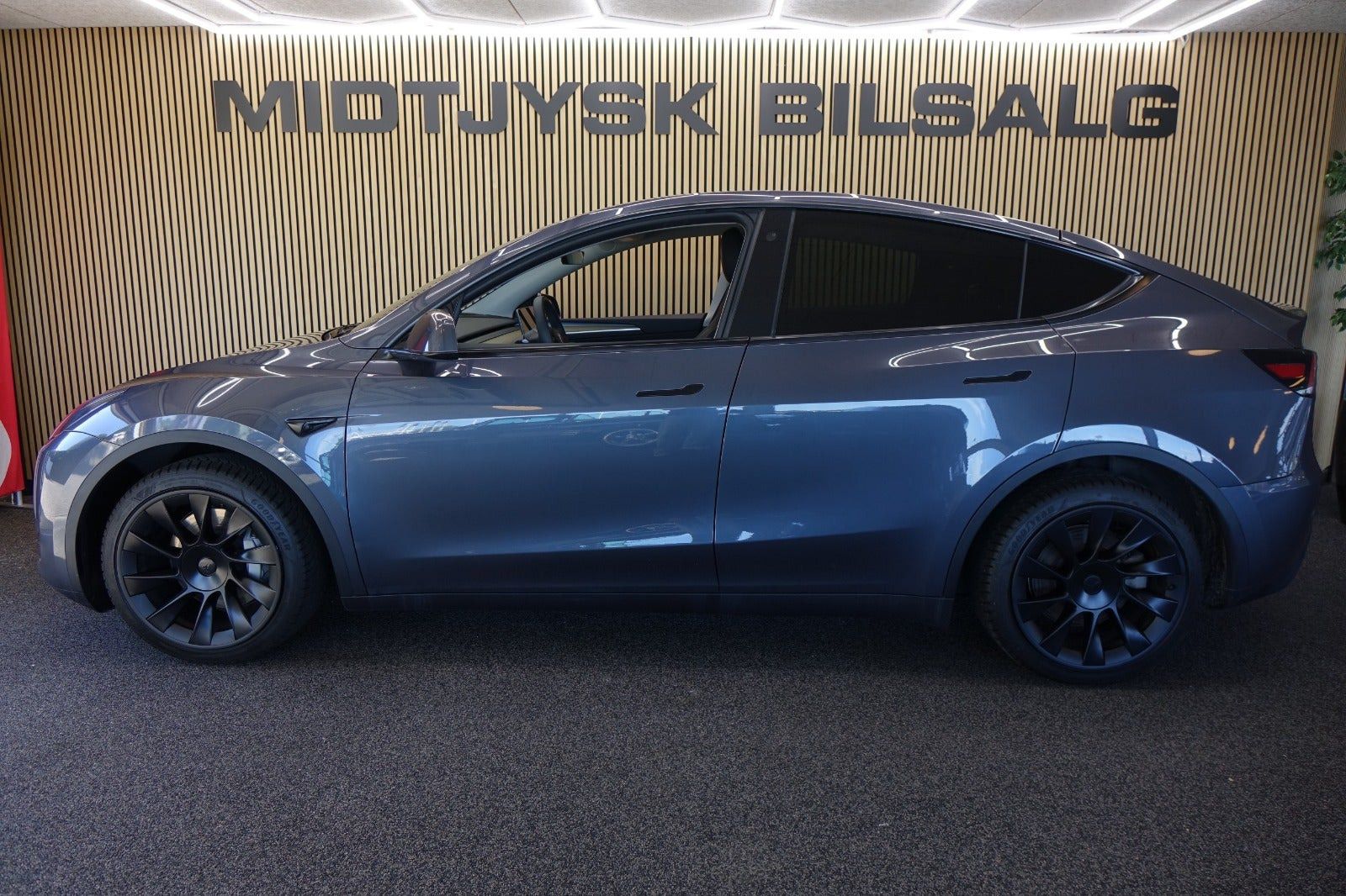 Sort Tesla Model Y fra 2023