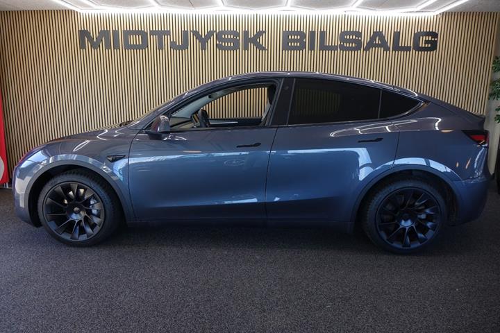 Sort Tesla Model Y fra 2023