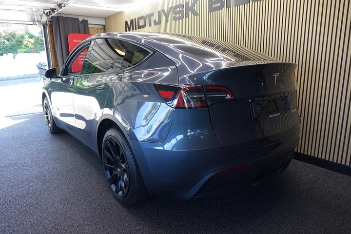 Sort Tesla Model Y fra 2023