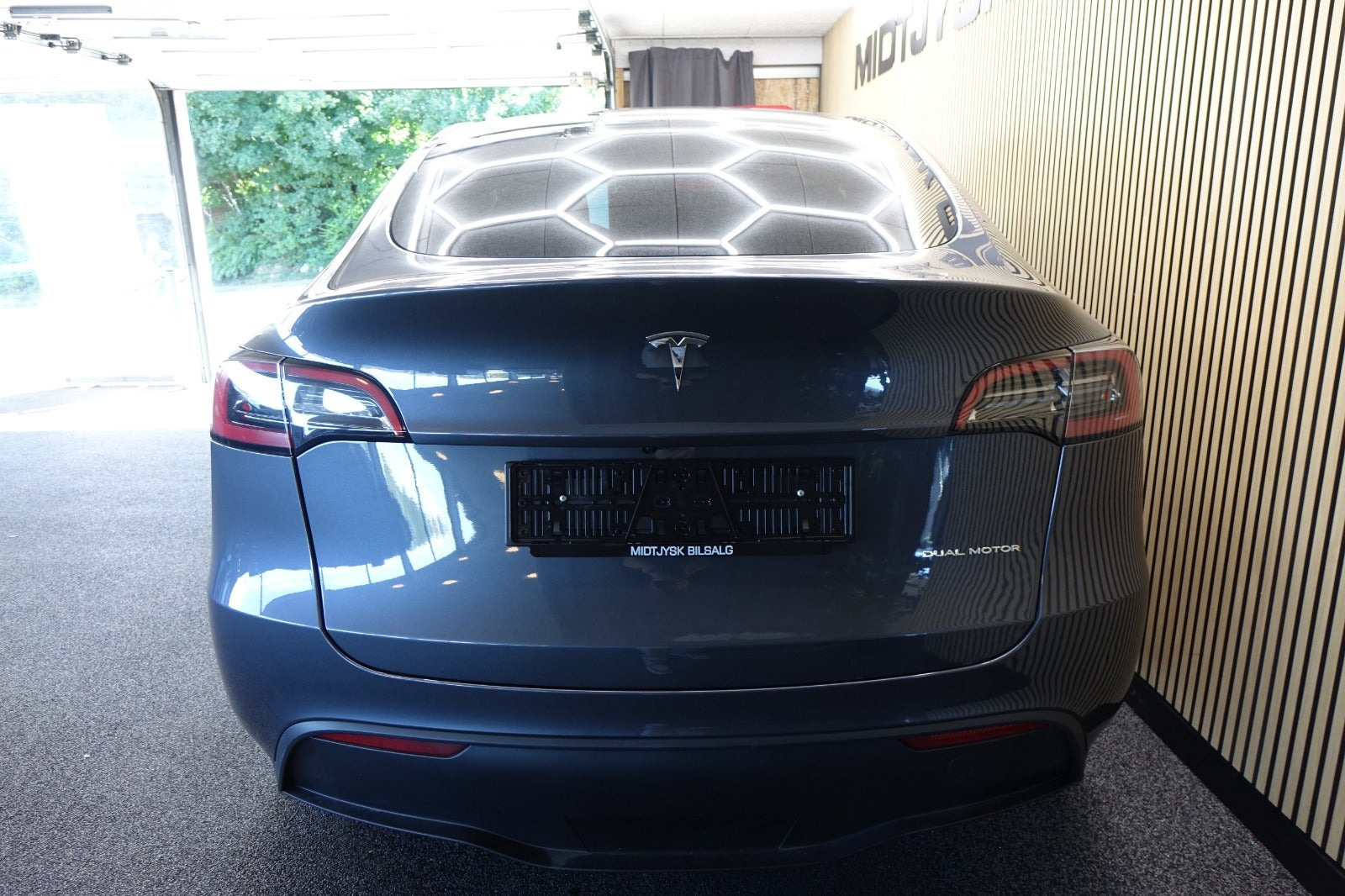 Sort Tesla Model Y fra 2023