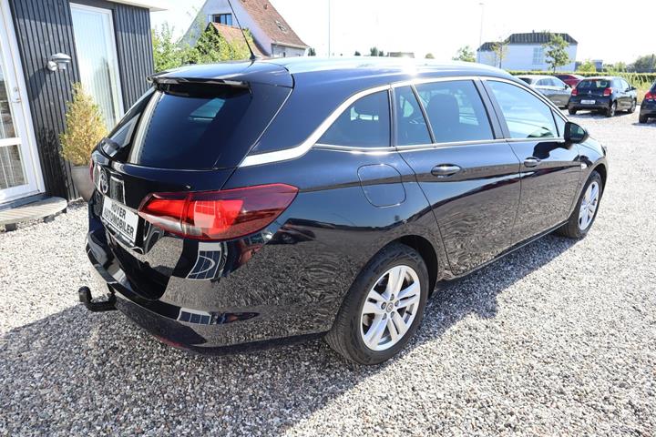 Blå Opel Astra fra 2019