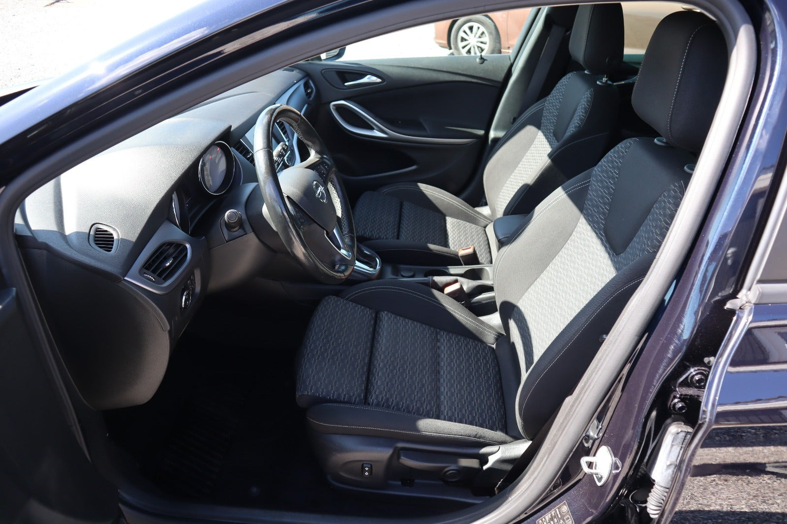 Blå Opel Astra fra 2019