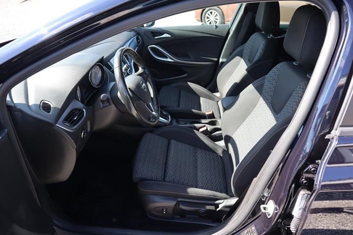 Blå Opel Astra fra 2019