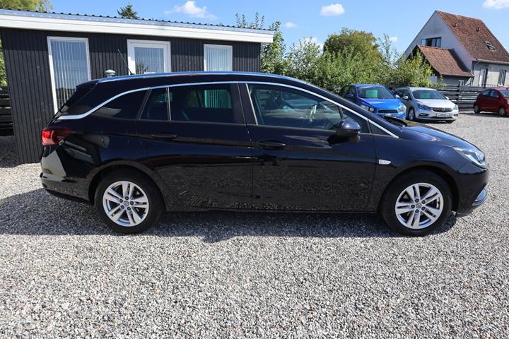 Blå Opel Astra fra 2019