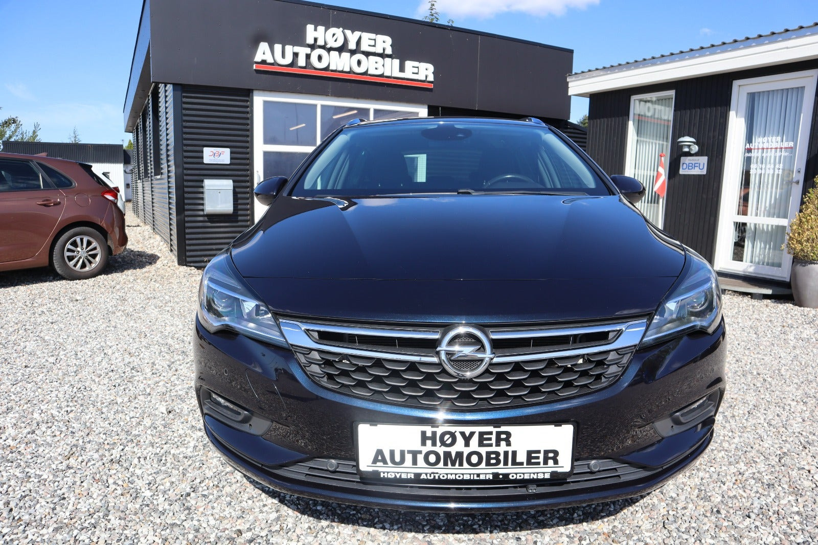Blå Opel Astra fra 2019