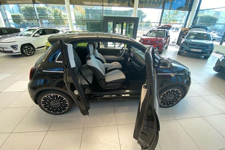 Sort Fiat 500e fra 2024