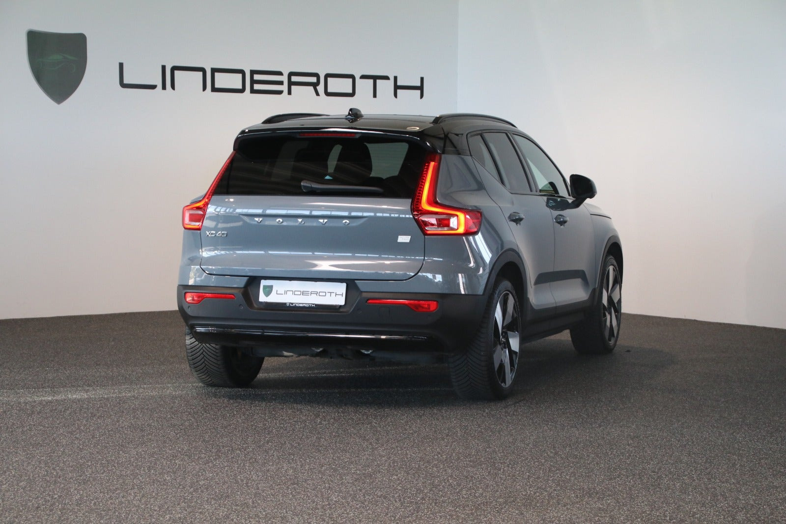 Grå Volvo XC40 fra 2023