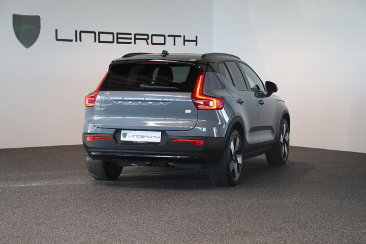 Grå Volvo XC40 fra 2023
