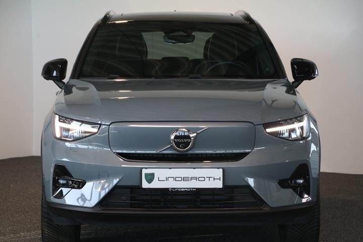 Grå Volvo XC40 fra 2023