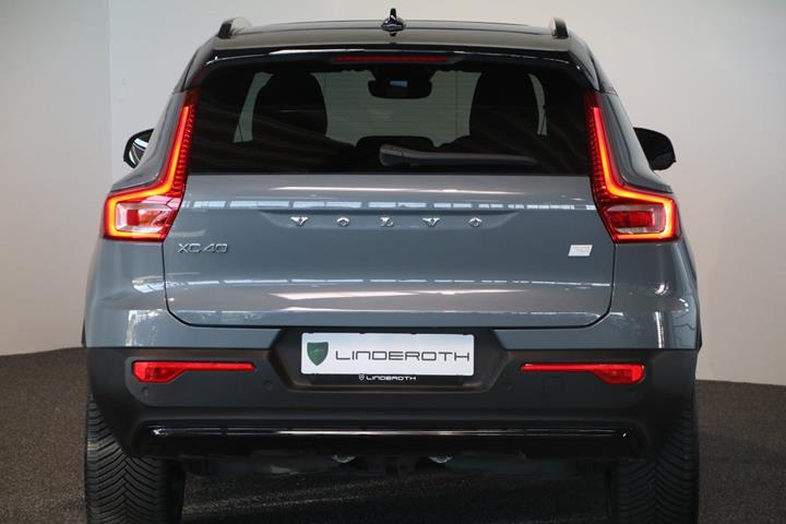 Grå Volvo XC40 fra 2023