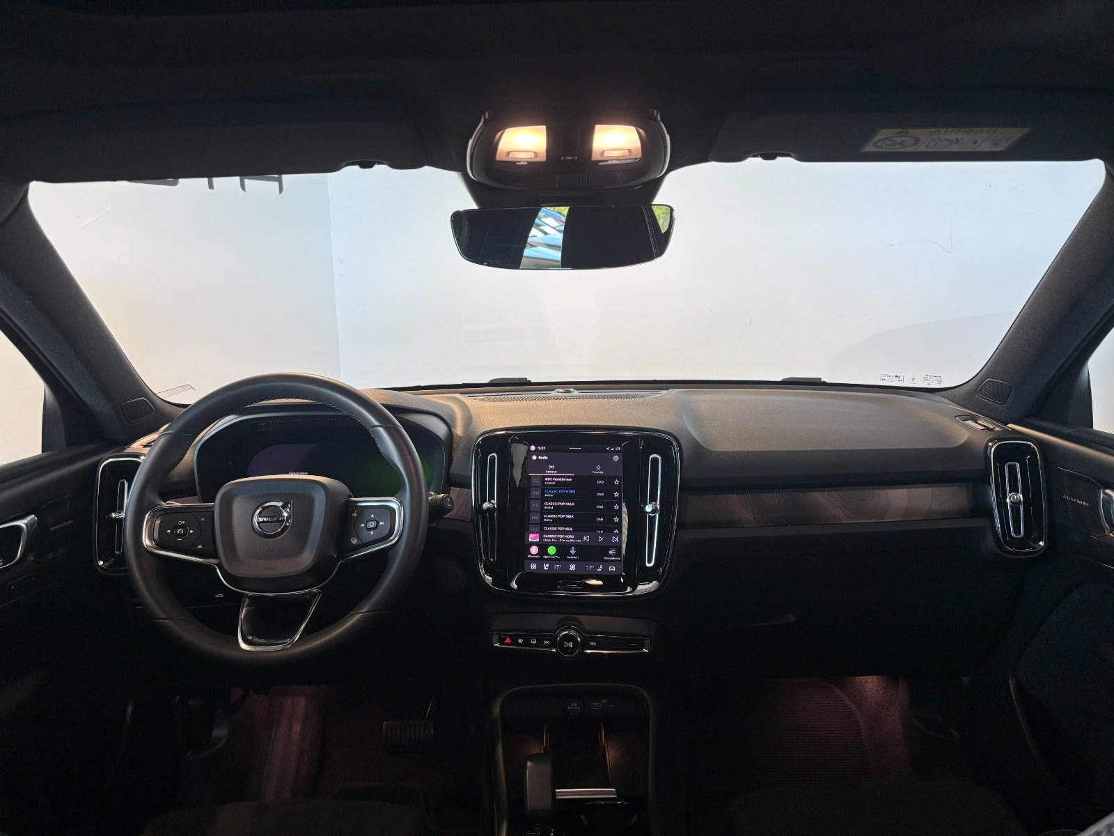 Grå Volvo XC40 fra 2023