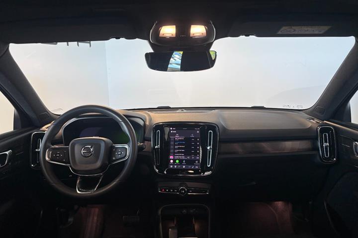 Grå Volvo XC40 fra 2023