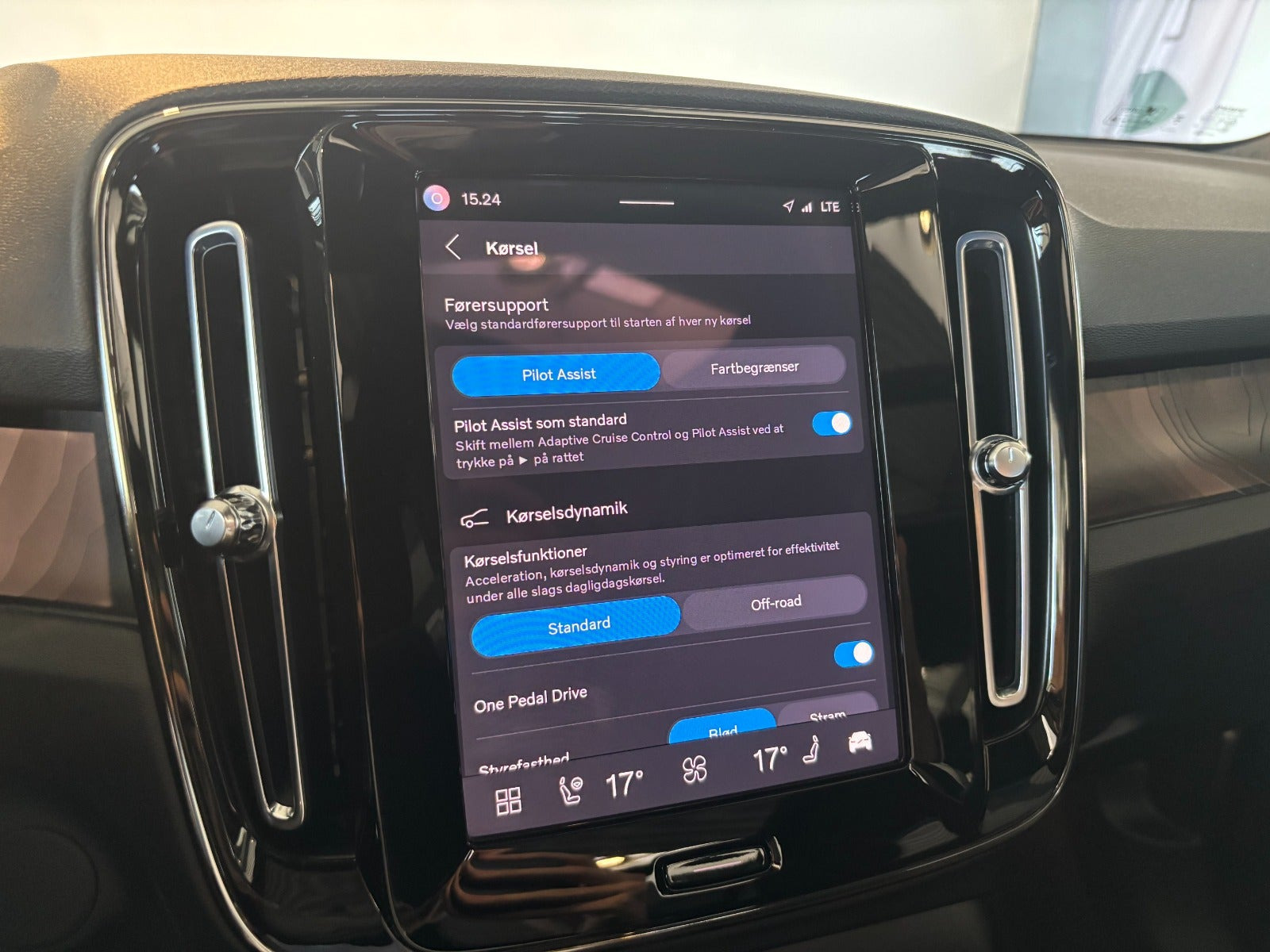 Grå Volvo XC40 fra 2023