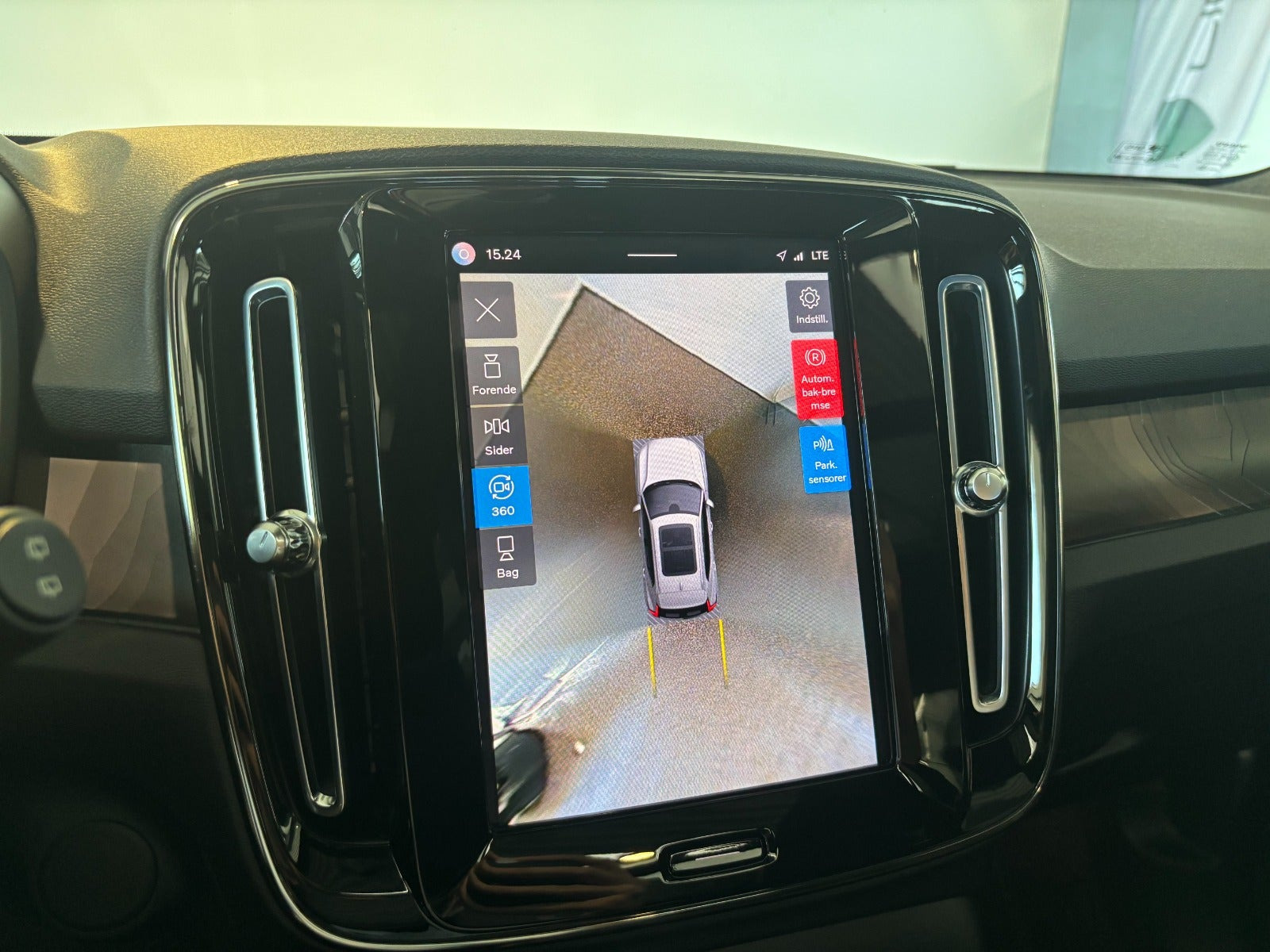 Grå Volvo XC40 fra 2023