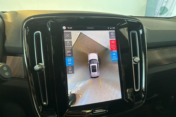 Grå Volvo XC40 fra 2023