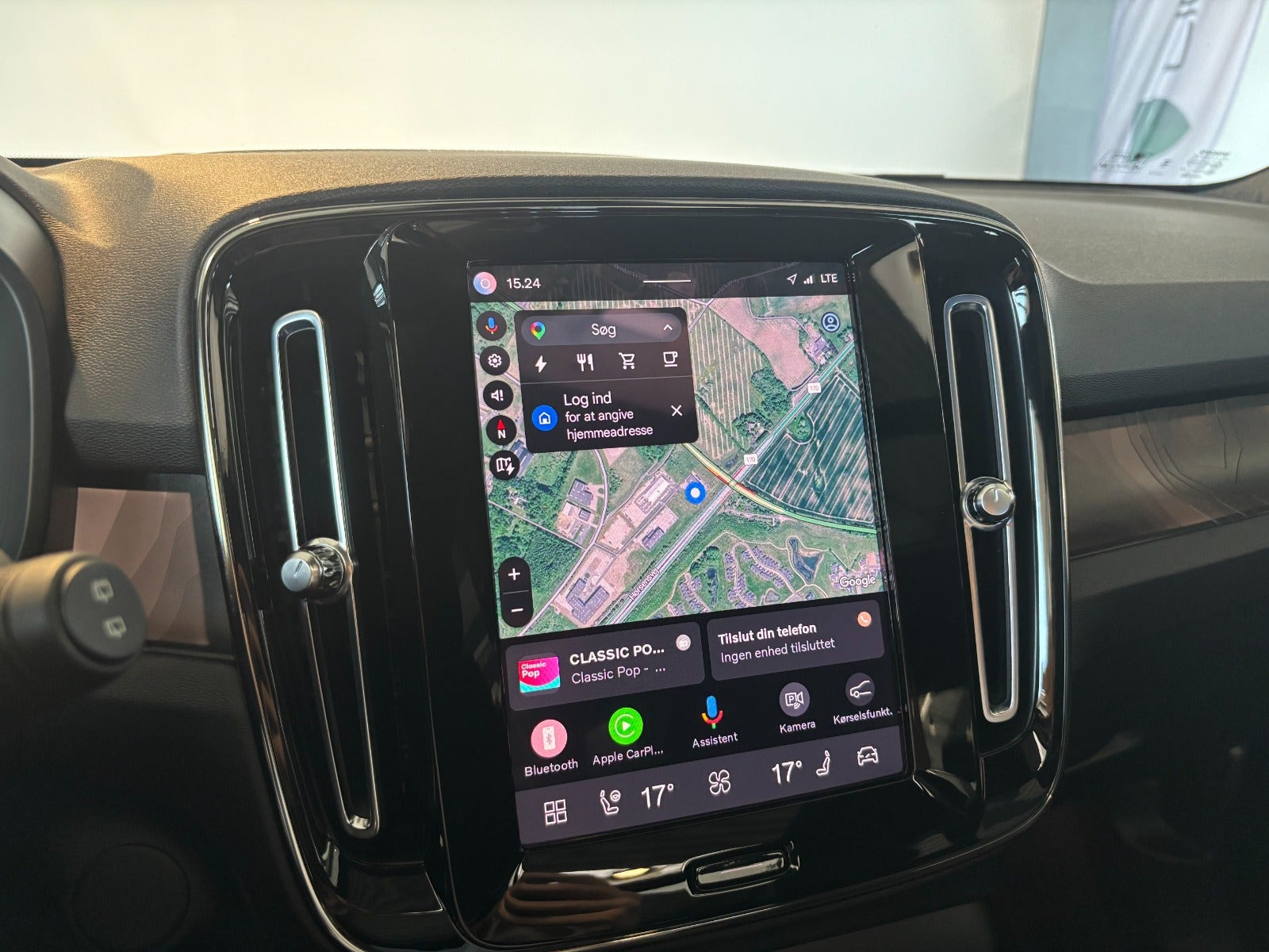 Grå Volvo XC40 fra 2023
