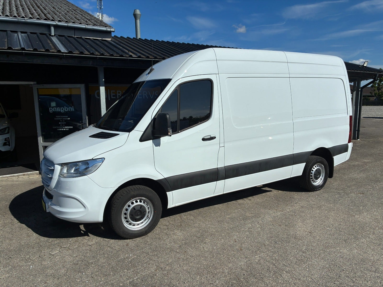 Hvid Mercedes Sprinter 317 fra 2023