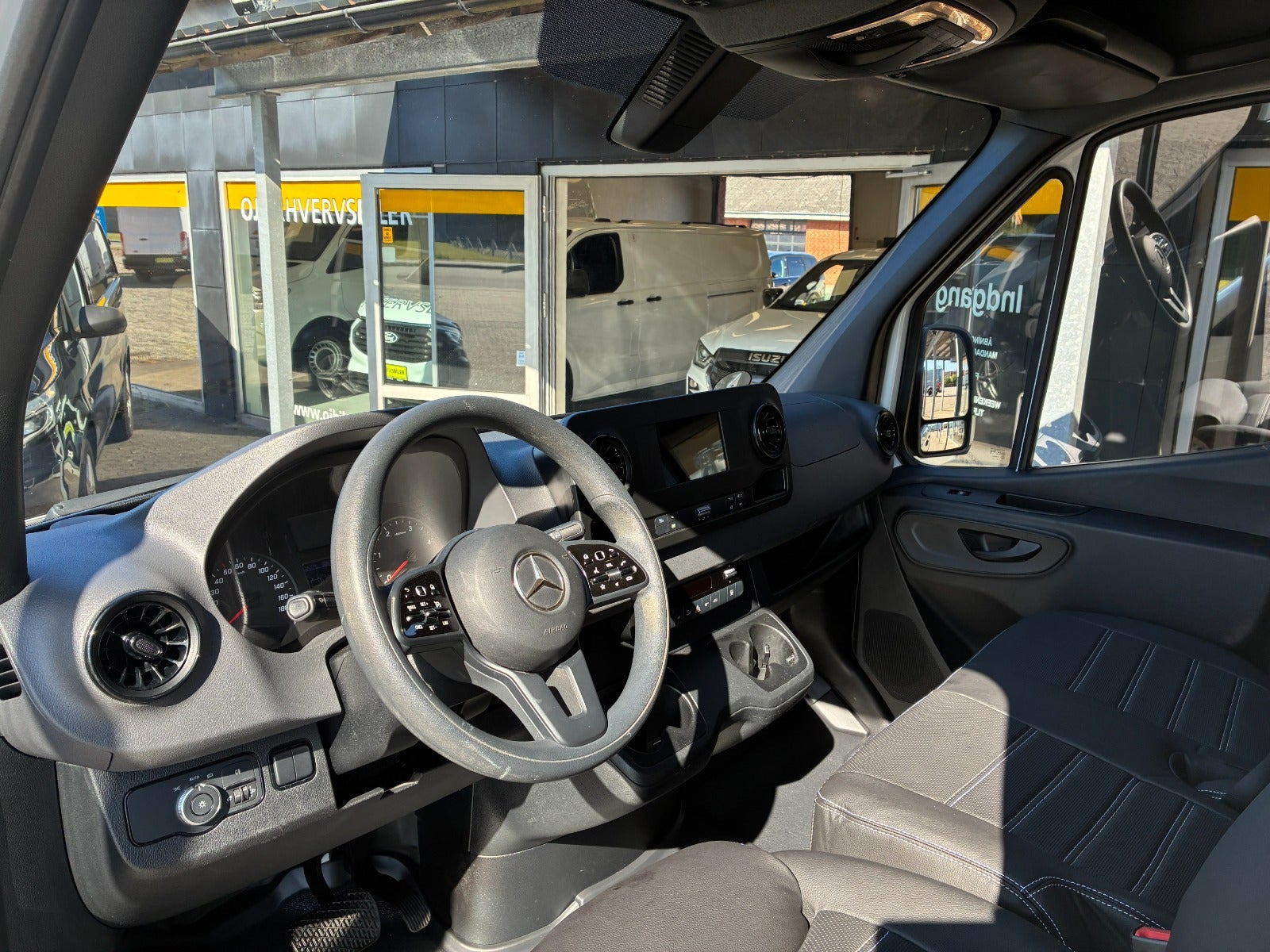 Hvid Mercedes Sprinter 317 fra 2023