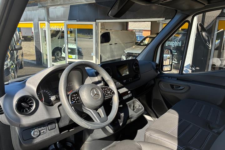 Hvid Mercedes Sprinter 317 fra 2023