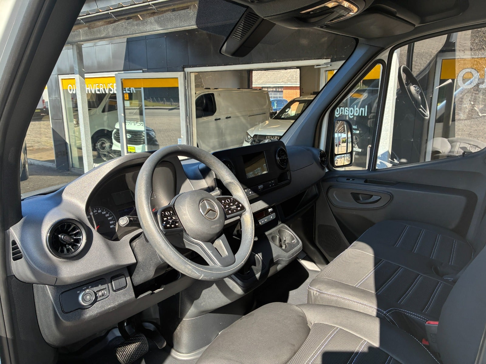 Hvid Mercedes Sprinter 317 fra 2023