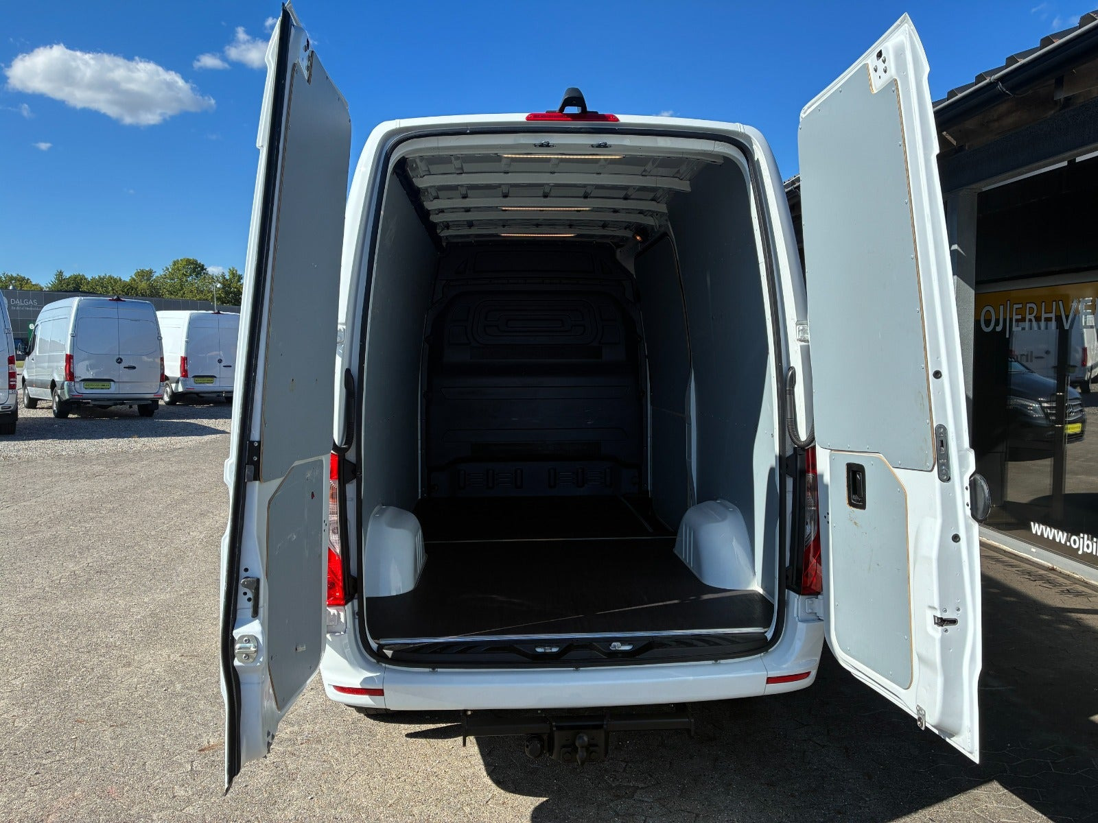 Hvid Mercedes Sprinter 317 fra 2023