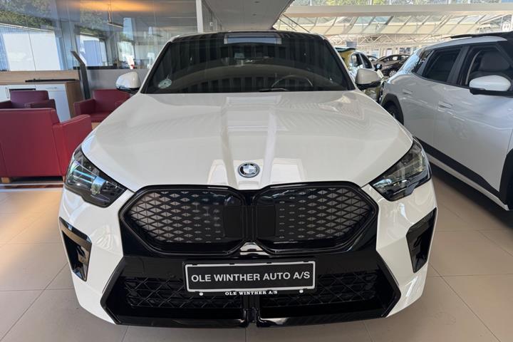 Hvid BMW iX2 fra 2025