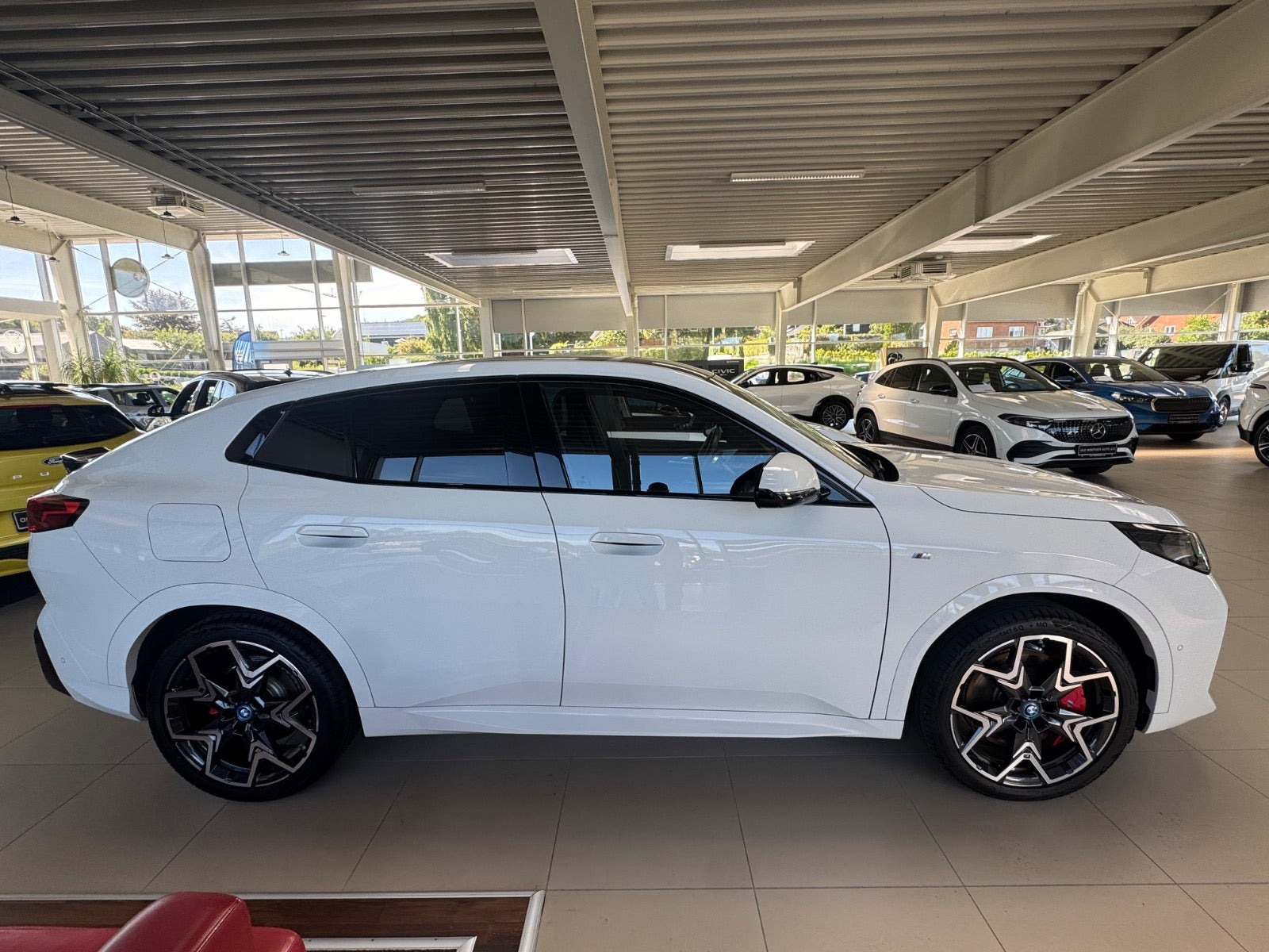 Hvid BMW iX2 fra 2025