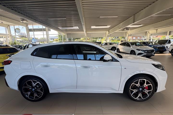 Hvid BMW iX2 fra 2025