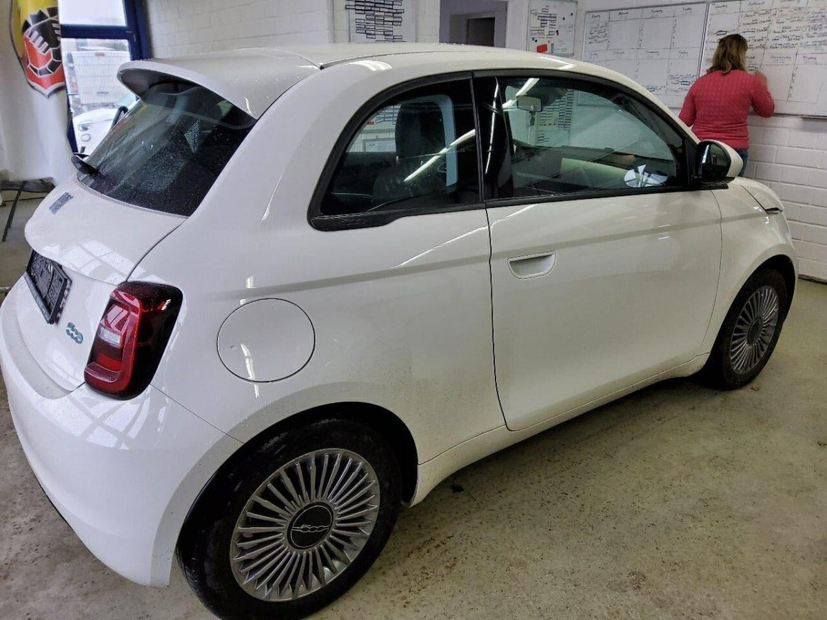 Hvid Fiat 500e fra 2024