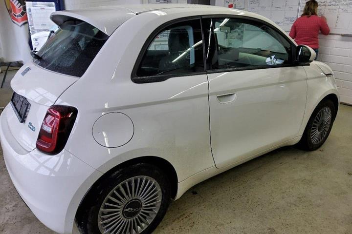 Hvid Fiat 500e fra 2024