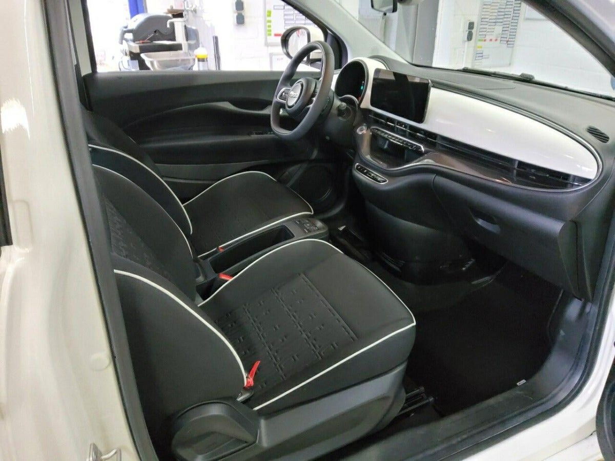 Hvid Fiat 500e fra 2024