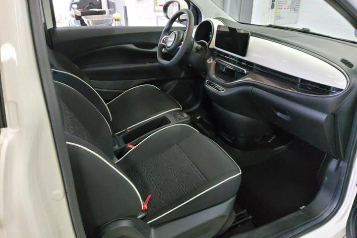 Hvid Fiat 500e fra 2024