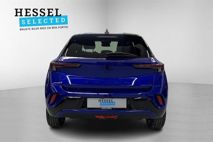 Blå Opel Mokka-e fra 2025