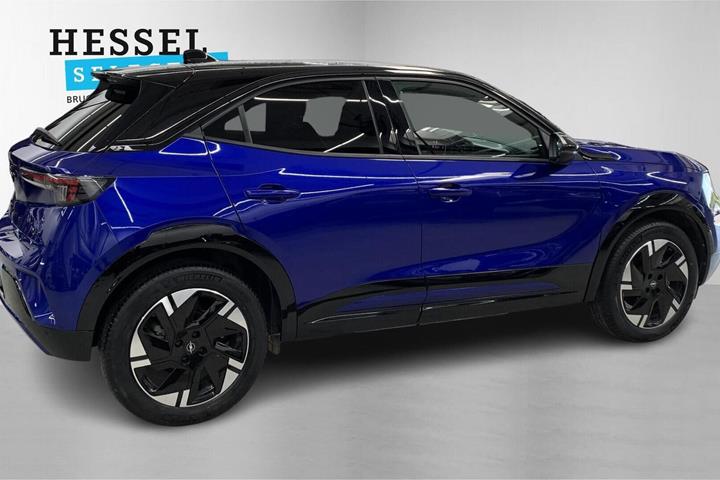 Blå Opel Mokka-e fra 2025