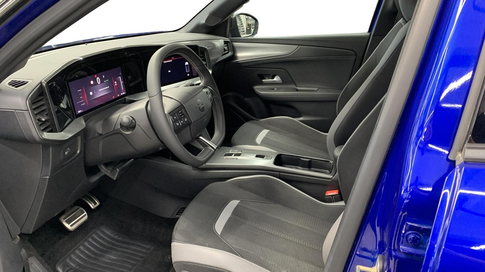 Blå Opel Mokka-e fra 2025