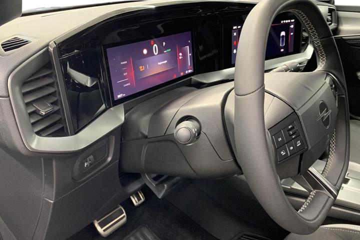 Blå Opel Mokka-e fra 2025