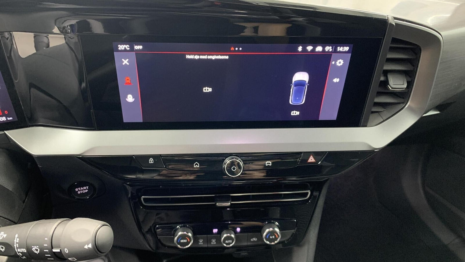 Blå Opel Mokka-e fra 2025