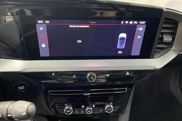Blå Opel Mokka-e fra 2025