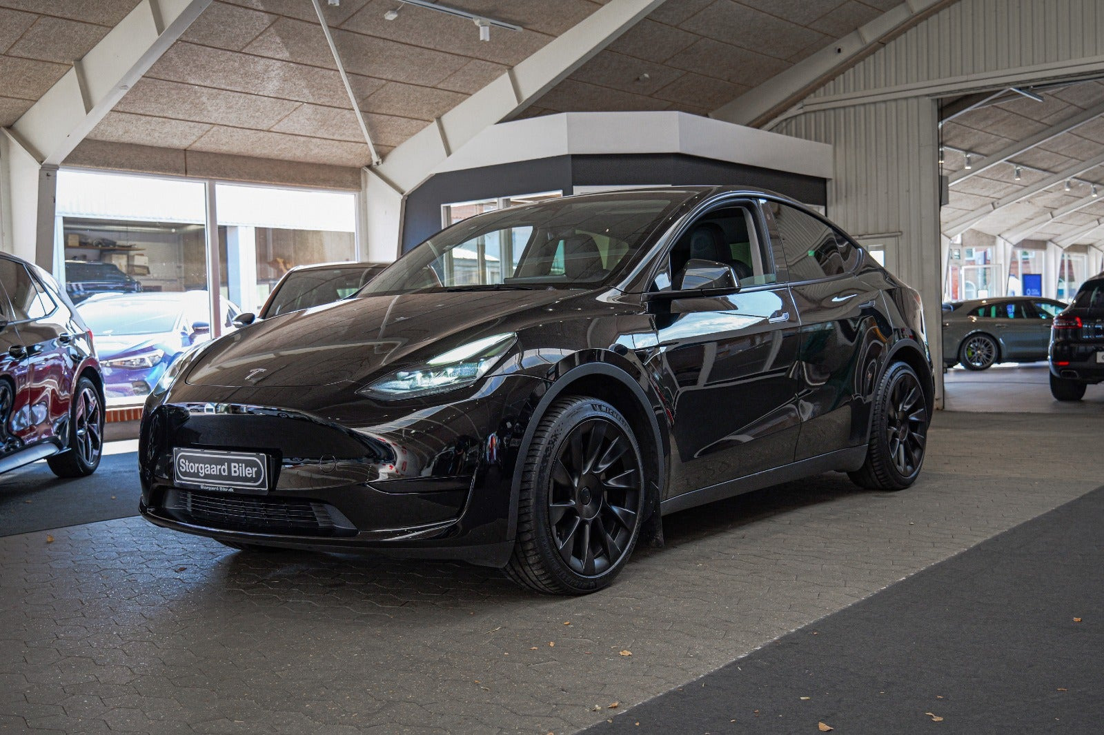 Sort Tesla Model Y fra 2023