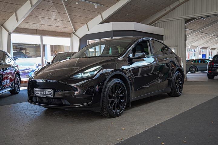 Sort Tesla Model Y fra 2023