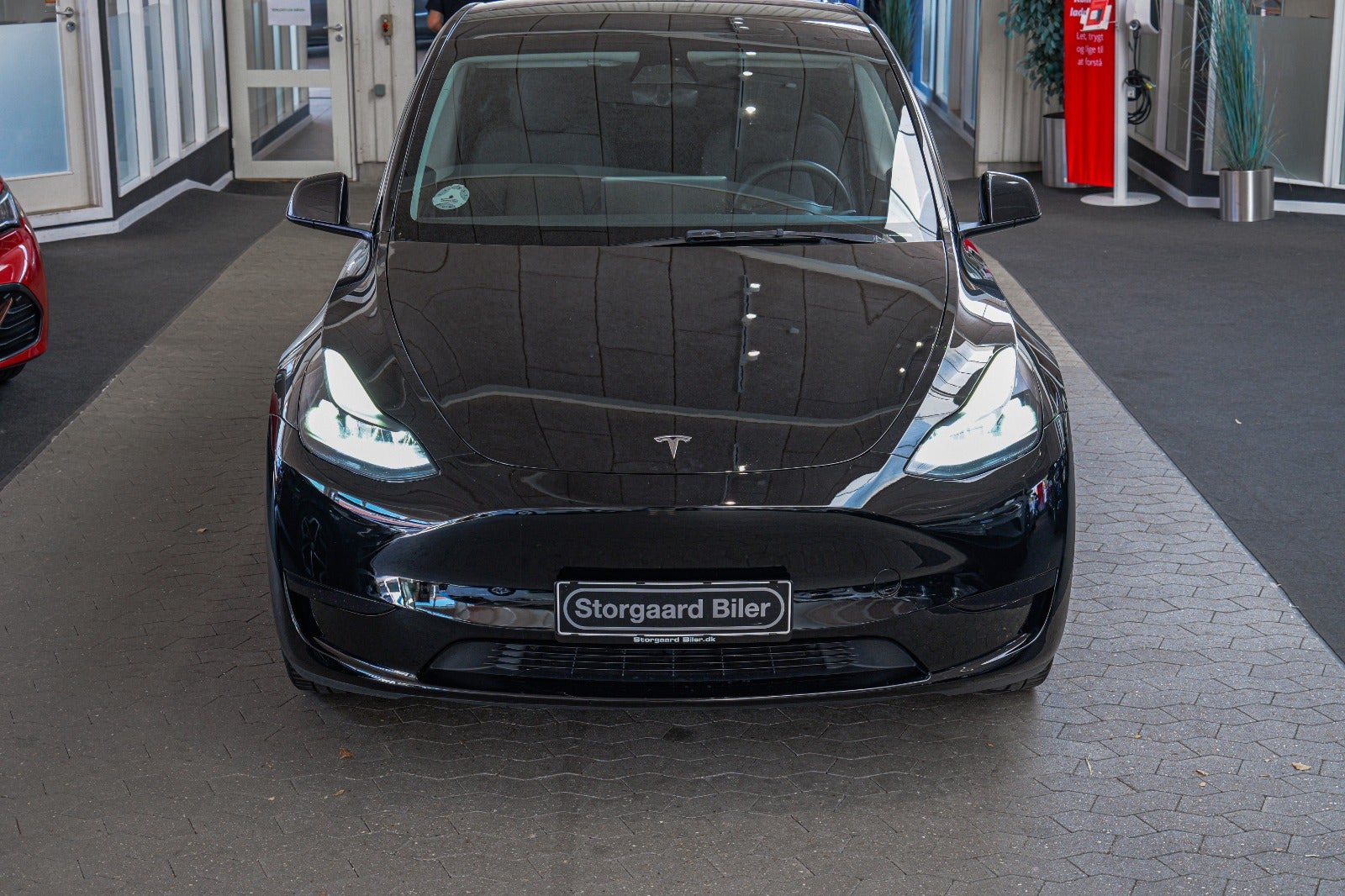 Sort Tesla Model Y fra 2023