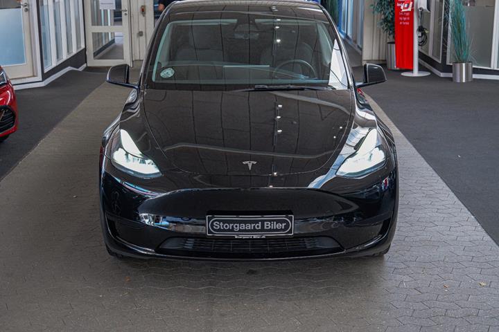 Sort Tesla Model Y fra 2023